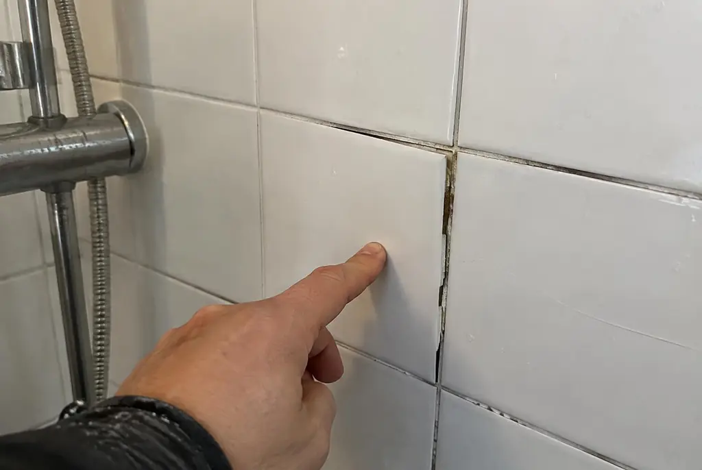 Lekdetectie Amersfoort – losse, holle badkamertegels door een lekkage