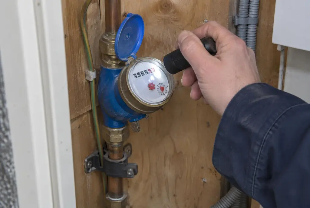 Lekdetectie Amersfoort – watermeter in de meterkast controleren met een zaklamp